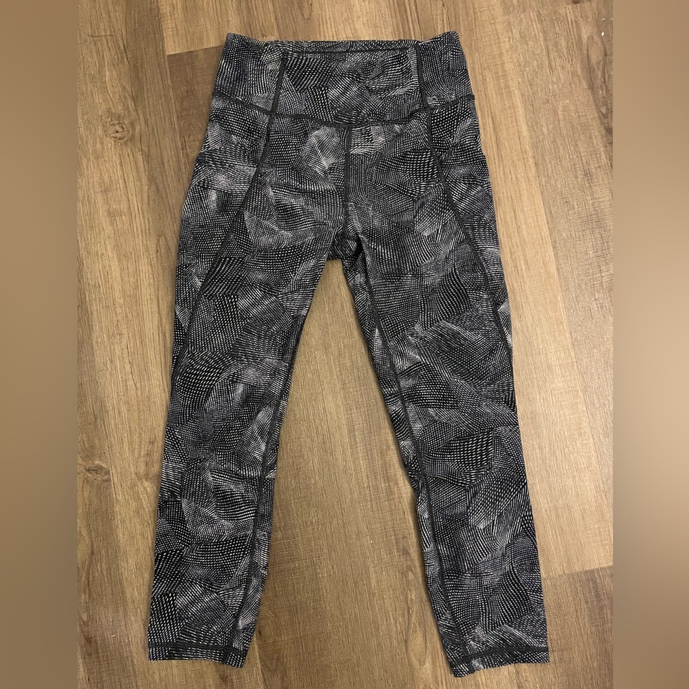 Beautiful Lululemon Leggings - with pockets. Size 6